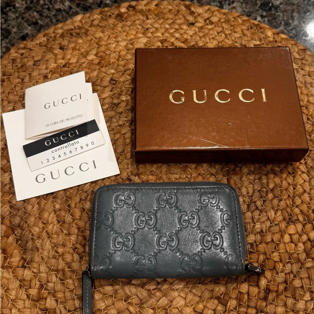 Gucci Black Embossed GG Zip Card Holder - Picture 3 of 14